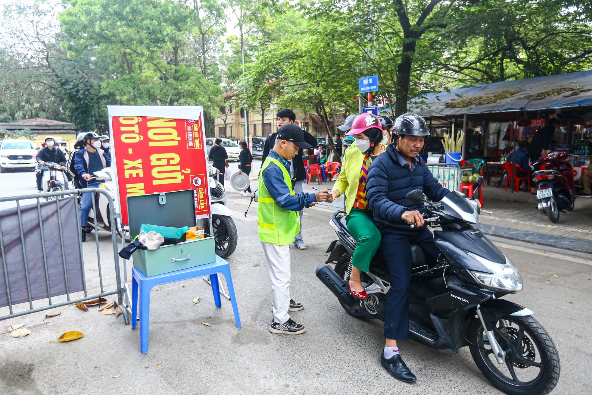 Thu phí trông giữ xe không dùng tiền mặt, hết cảnh chờ hàng giờ vào lễ Phủ Tây Hồ ngày Tết - Ảnh 16.