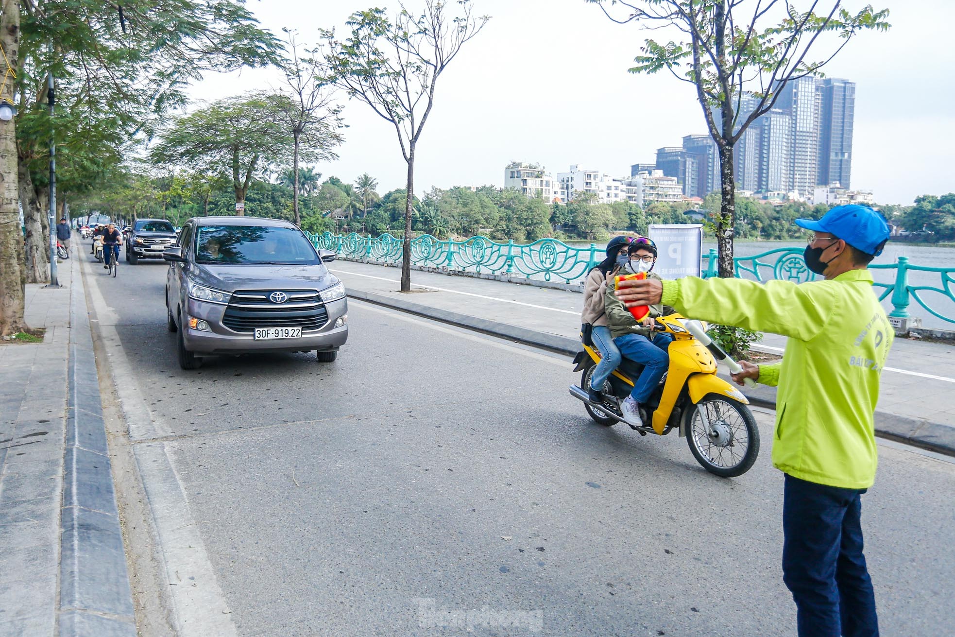 Thu phí trông giữ xe không dùng tiền mặt, hết cảnh chờ hàng giờ vào lễ Phủ Tây Hồ ngày Tết - Ảnh 8.