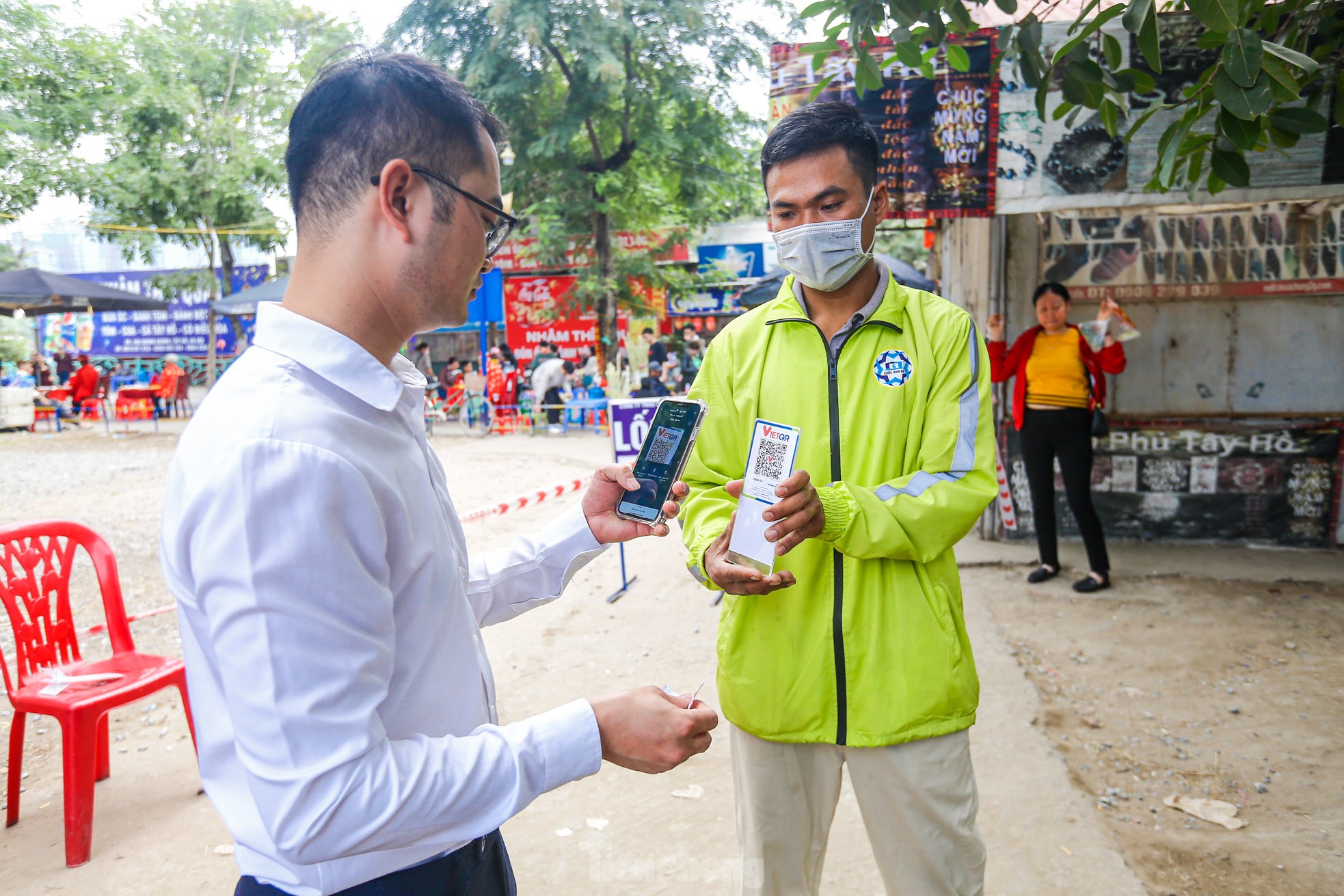 Thu phí trông giữ xe không dùng tiền mặt, hết cảnh chờ hàng giờ vào lễ Phủ Tây Hồ ngày Tết - Ảnh 21.