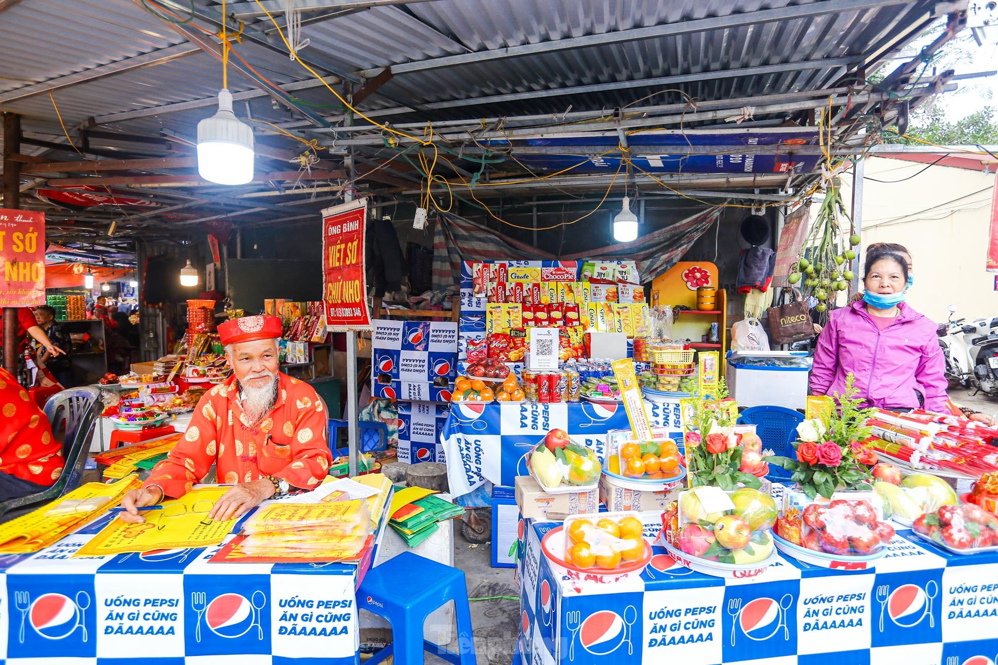 Thu phí trông giữ xe không dùng tiền mặt, hết cảnh chờ hàng giờ vào lễ Phủ Tây Hồ ngày Tết - Ảnh 24.