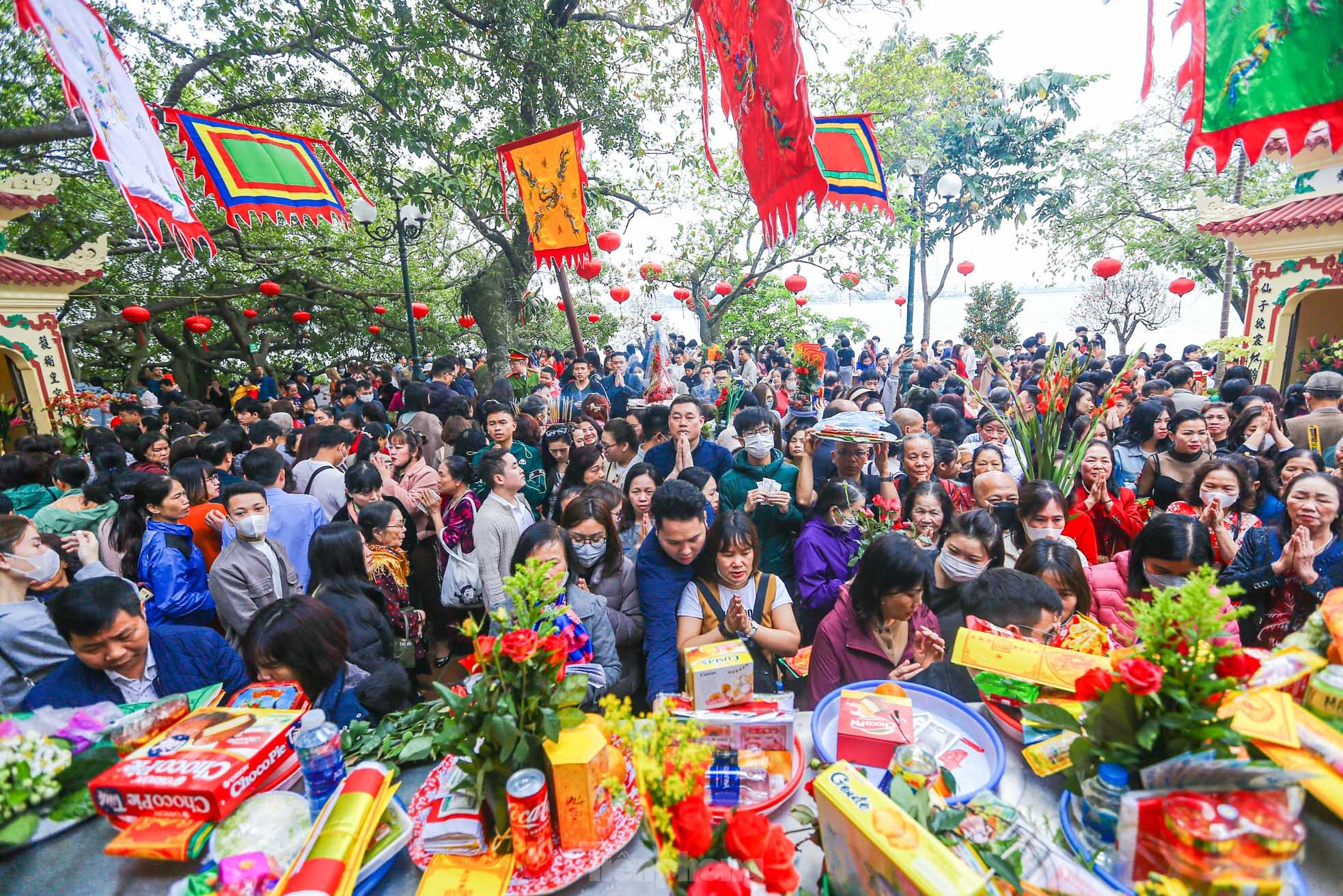 Thu phí trông giữ xe không dùng tiền mặt, hết cảnh chờ hàng giờ vào lễ Phủ Tây Hồ ngày Tết - Ảnh 2.