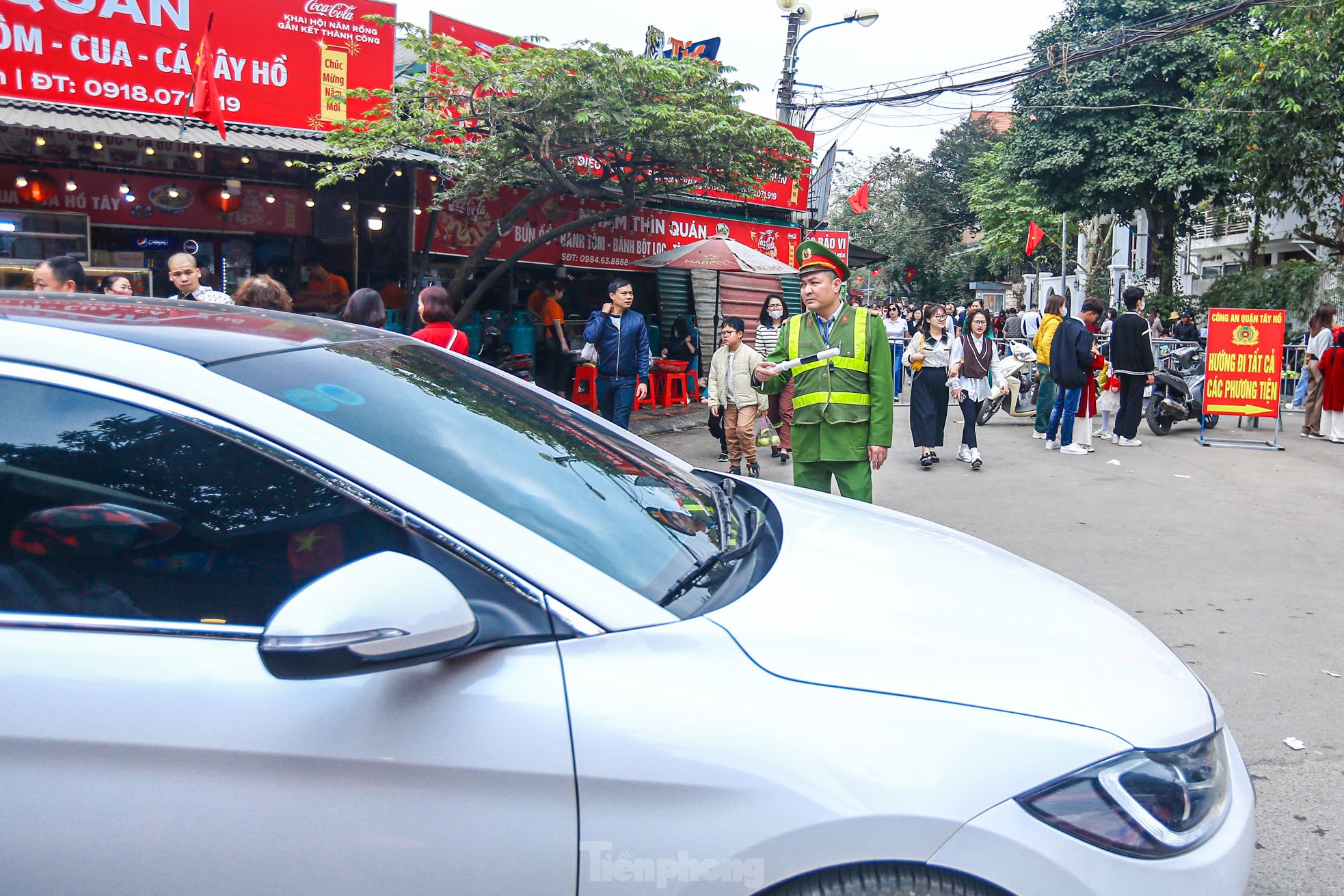 Thu phí trông giữ xe không dùng tiền mặt, hết cảnh chờ hàng giờ vào lễ Phủ Tây Hồ ngày Tết - Ảnh 23.