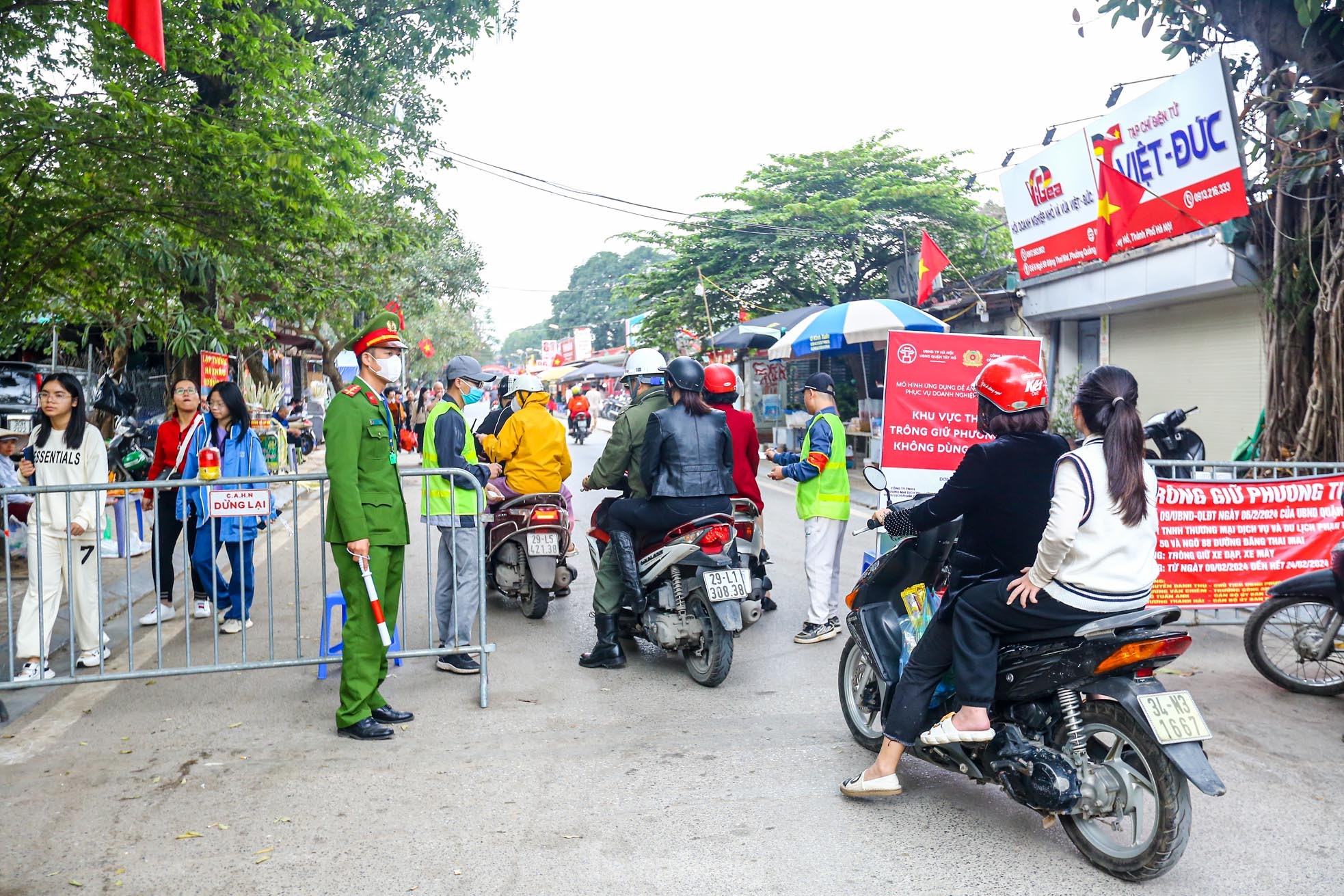 Thu phí trông giữ xe không dùng tiền mặt, hết cảnh chờ hàng giờ vào lễ Phủ Tây Hồ ngày Tết - Ảnh 15.