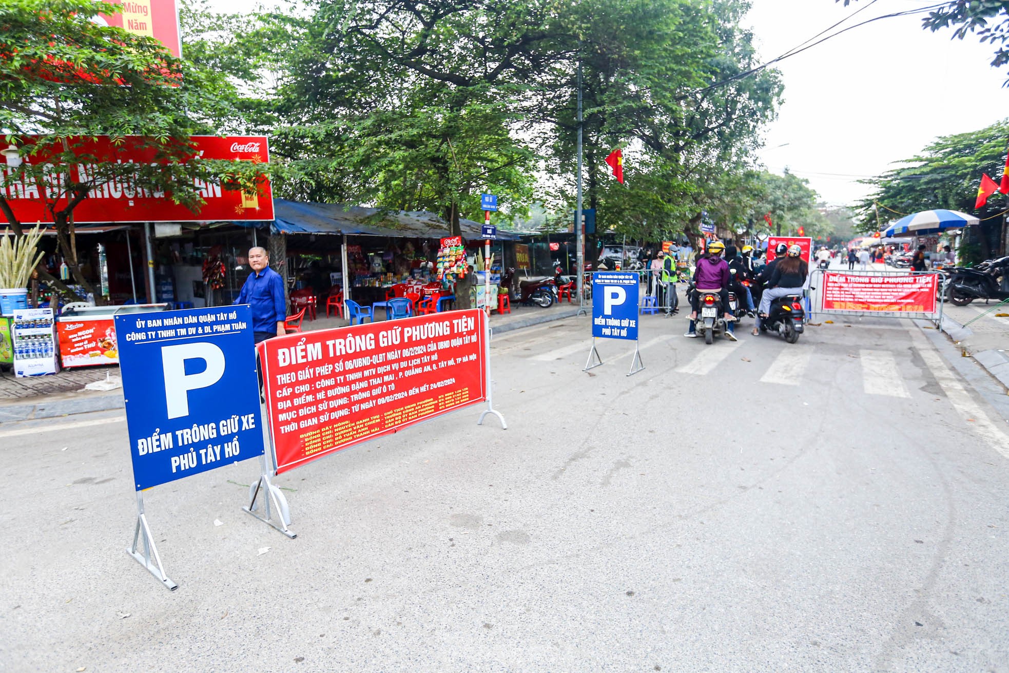 Thu phí trông giữ xe không dùng tiền mặt, hết cảnh chờ hàng giờ vào lễ Phủ Tây Hồ ngày Tết - Ảnh 17.