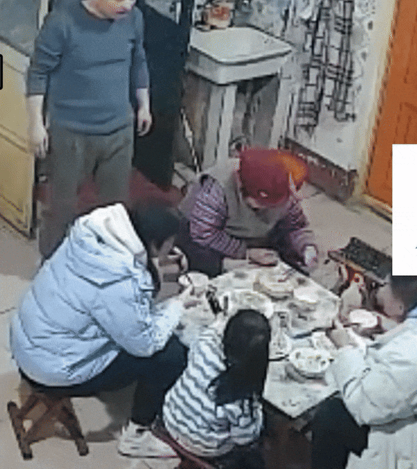 Cậu bé bị bố quát mắng vì ngồi vào chỗ thuộc về ông nội trong bữa cơm, dân mạng tranh cãi nảy lửa: "Dạy con bằng tư tưởng lạc hậu?" - Ảnh 1. Cậu bé bị bố quát mắng vì ngồi vào chỗ thuộc về ông nội trong bữa cơm, dân mạng tranh cãi nảy lửa: "Dạy con bằng tư tưởng lạc hậu?" - Ảnh 1.