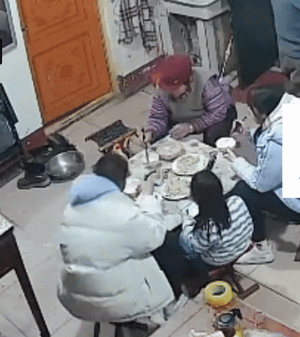 Cậu bé bị bố quát mắng vì ngồi vào chỗ thuộc về ông nội trong bữa cơm, dân mạng tranh cãi nảy lửa: "Dạy con bằng tư tưởng lạc hậu?" - Ảnh 2. Cậu bé bị bố quát mắng vì ngồi vào chỗ thuộc về ông nội trong bữa cơm, dân mạng tranh cãi nảy lửa: "Dạy con bằng tư tưởng lạc hậu?" - Ảnh 2.