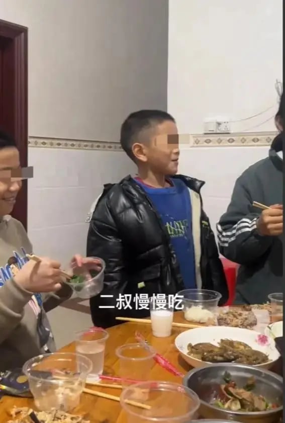 Cậu bé bị bố quát mắng vì ngồi vào chỗ thuộc về ông nội trong bữa cơm, dân mạng tranh cãi nảy lửa: "Dạy con bằng tư tưởng lạc hậu?" - Ảnh 3. Cậu bé bị bố quát mắng vì ngồi vào chỗ thuộc về ông nội trong bữa cơm, dân mạng tranh cãi nảy lửa: "Dạy con bằng tư tưởng lạc hậu?" - Ảnh 3.