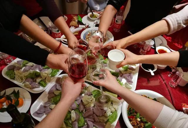 Họp lớp đầu năm, 20 người ăn uống vui vẻ cho tới khi biết giá 5 bình rượu: Đồng loạt rời khỏi nhóm lớp!- Ảnh 2. Họp lớp đầu năm, 20 người ăn uống vui vẻ cho tới khi biết giá 5 bình rượu: Đồng loạt rời khỏi nhóm lớp!- Ảnh 2.