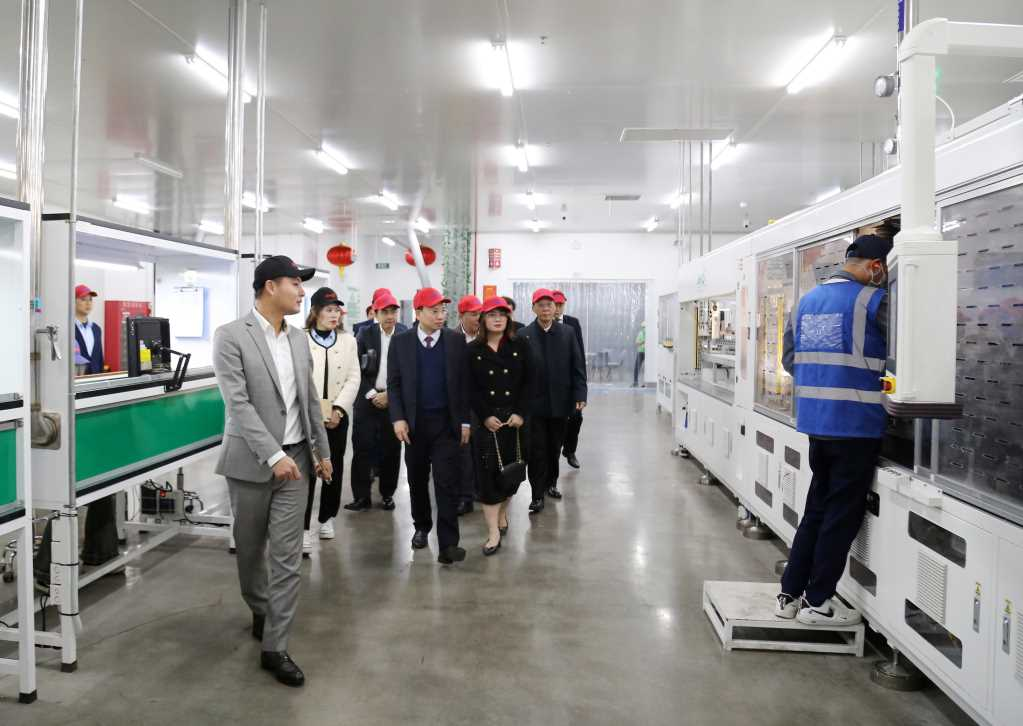 Sau 3 DA thần tốc tại Quảng Ninh, công ty pin năng lượng mặt trời Trung Quốc chiếm thị phần lớn nhất Việt Nam dự kiến doanh thu 2024 tăng gấp 3 lần lên 2,4 tỷ USD - Ảnh 1.