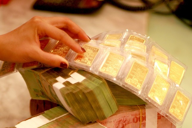 Giá vàng SJC lao dốc, vàng nhẫn bật tăng - Ảnh 1. Giá vàng SJC lao dốc, vàng nhẫn bật tăng - Ảnh 1.
