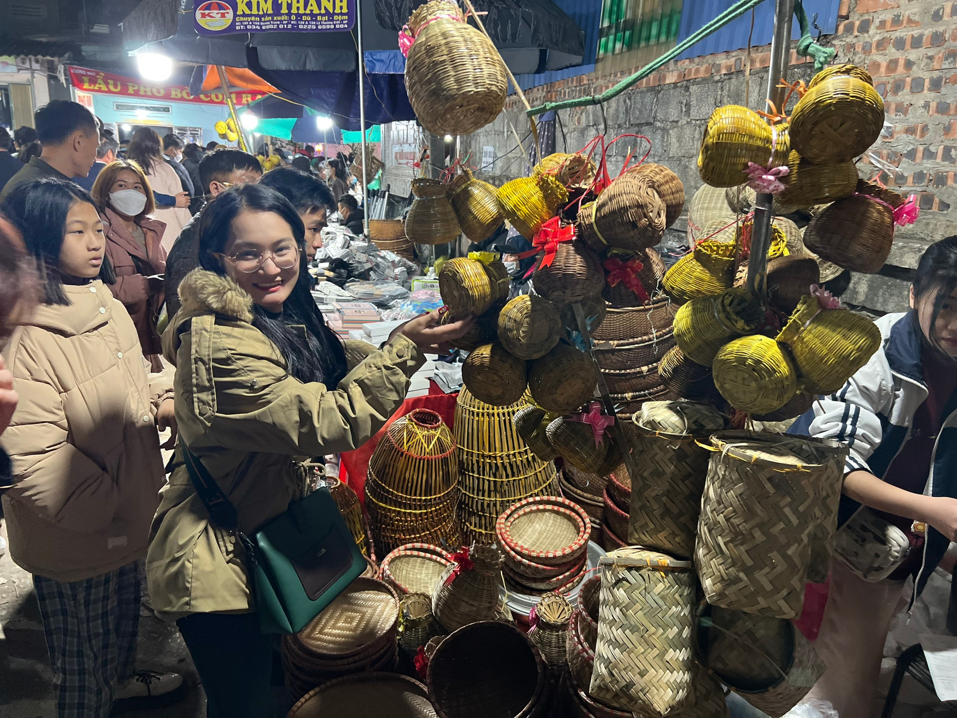 Phiên chợ cả năm chỉ họp một lần, đông nhất vào nửa đêm và rạng sáng, cách Hà Nội chưa tới 100km - Ảnh 4. Phiên chợ cả năm chỉ họp một lần, đông nhất vào nửa đêm và rạng sáng, cách Hà Nội chưa tới 100km - Ảnh 4.