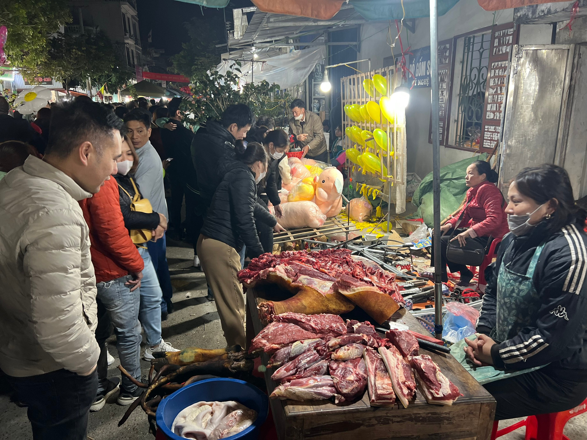 Phiên chợ cả năm chỉ họp một lần, đông nhất vào nửa đêm và rạng sáng, cách Hà Nội chưa tới 100km - Ảnh 6. Phiên chợ cả năm chỉ họp một lần, đông nhất vào nửa đêm và rạng sáng, cách Hà Nội chưa tới 100km - Ảnh 6.