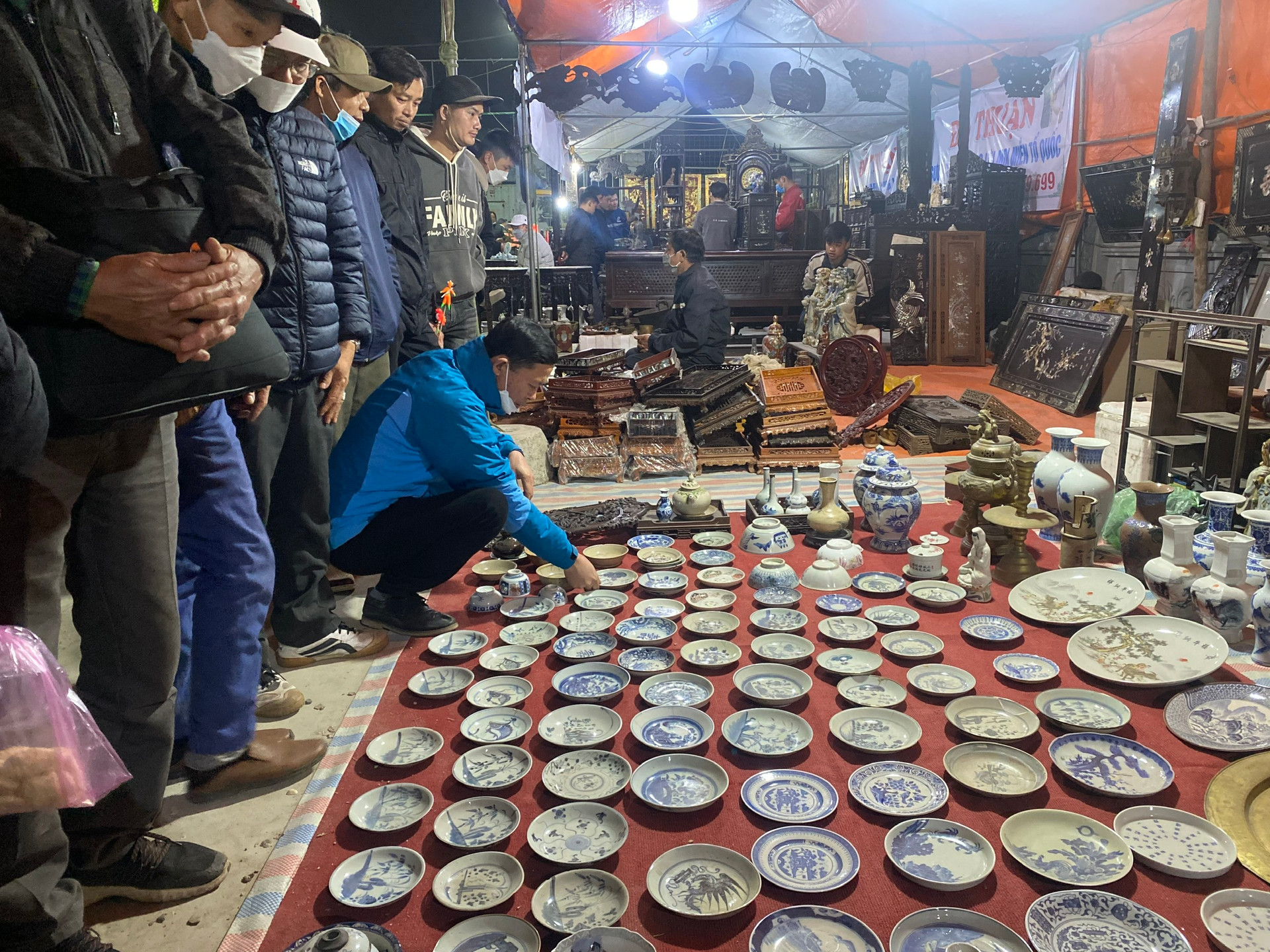 Phiên chợ cả năm chỉ họp một lần, đông nhất vào nửa đêm và rạng sáng, cách Hà Nội chưa tới 100km - Ảnh 7. Phiên chợ cả năm chỉ họp một lần, đông nhất vào nửa đêm và rạng sáng, cách Hà Nội chưa tới 100km - Ảnh 7.