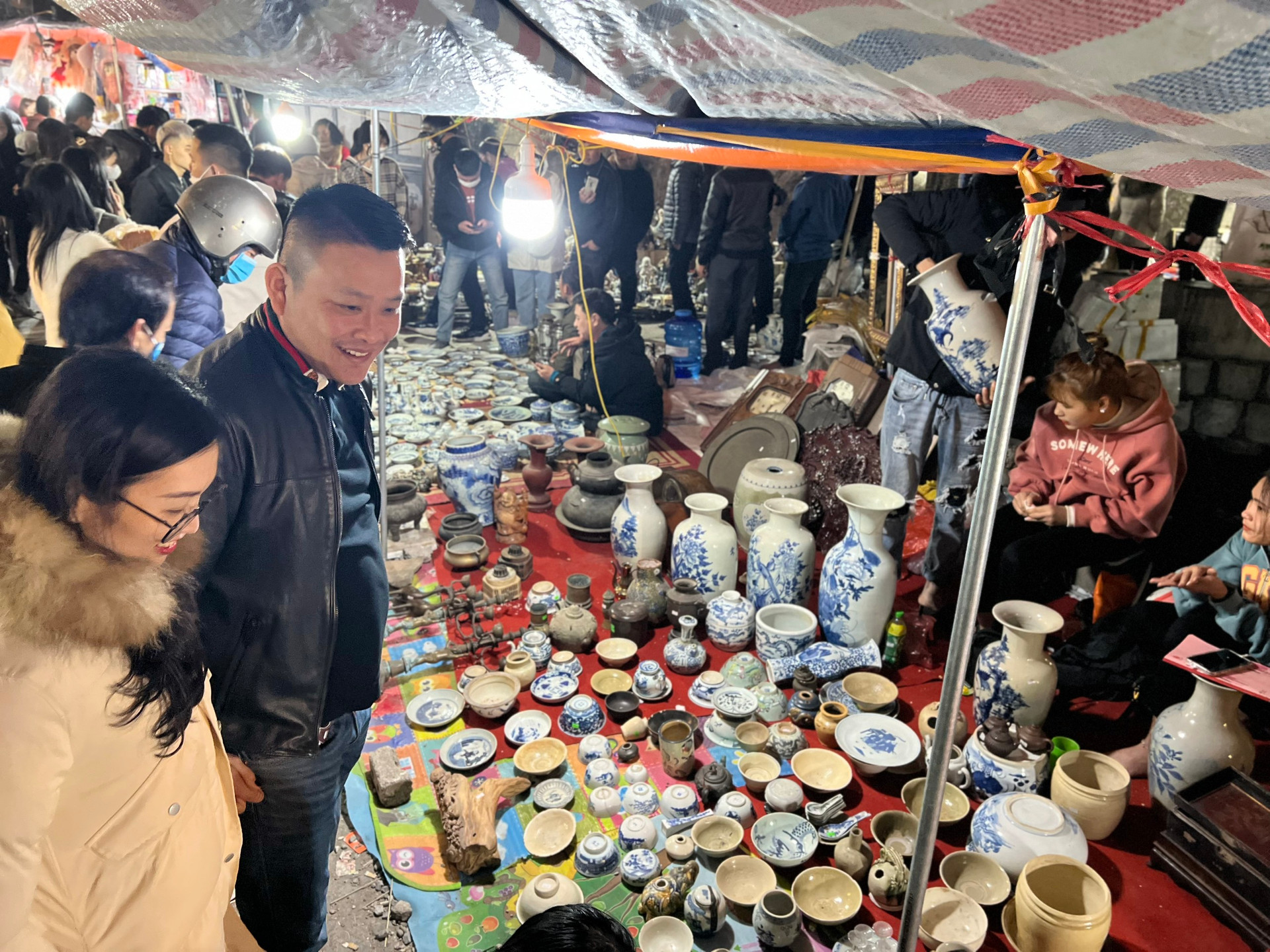 Phiên chợ cả năm chỉ họp một lần, đông nhất vào nửa đêm và rạng sáng, cách Hà Nội chưa tới 100km- Ảnh 3. Phiên chợ cả năm chỉ họp một lần, đông nhất vào nửa đêm và rạng sáng, cách Hà Nội chưa tới 100km- Ảnh 3.
