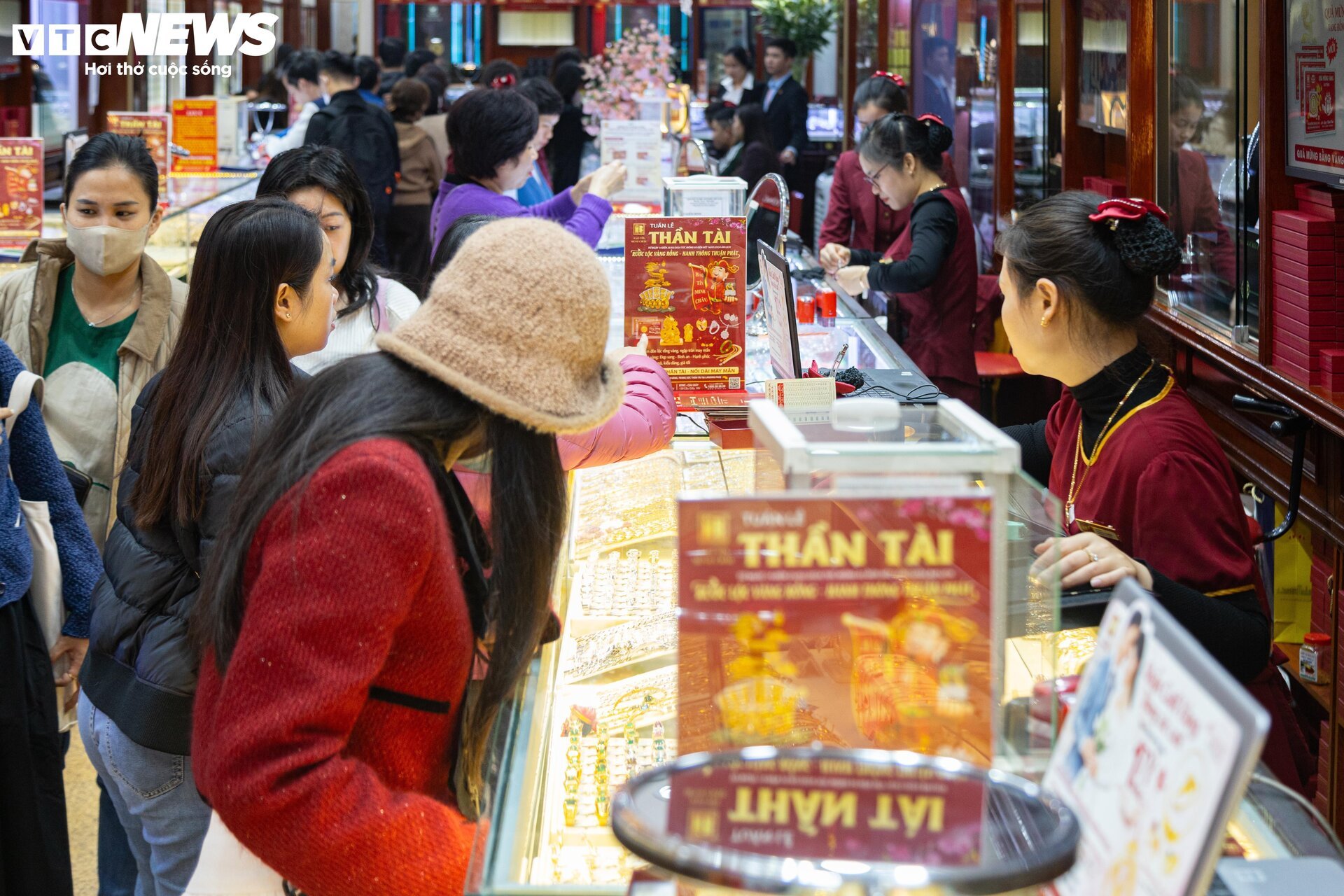 Đổ xô xếp hàng mua vàng trước ngày vía Thần Tài, nhiều nơi hết vàng gián đoạn - Ảnh 10. Đổ xô xếp hàng mua vàng trước ngày vía Thần Tài, nhiều nơi hết vàng gián đoạn - Ảnh 10.