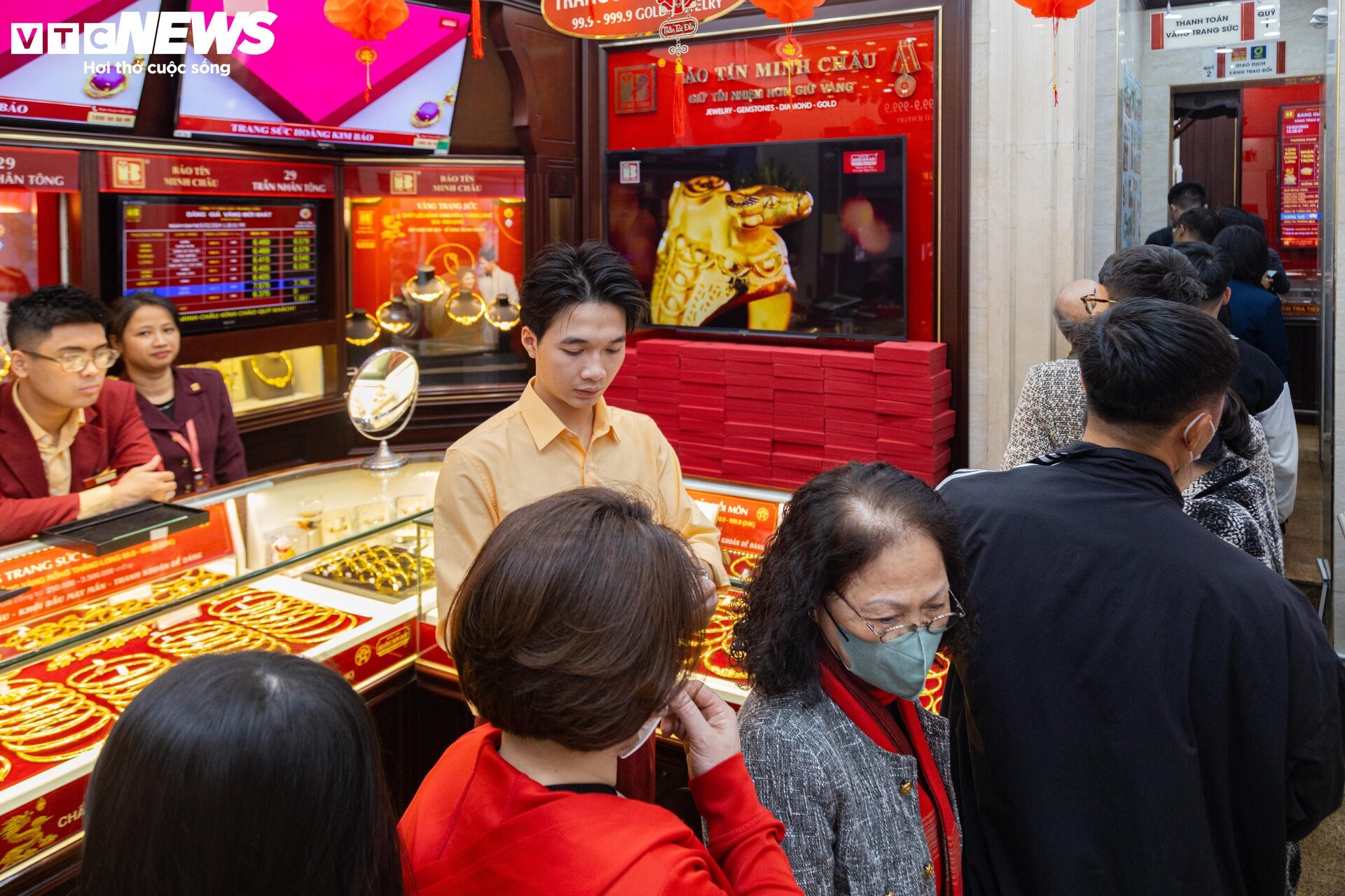 Đổ xô xếp hàng mua vàng trước ngày vía Thần Tài, nhiều nơi hết vàng gián đoạn - Ảnh 4. Đổ xô xếp hàng mua vàng trước ngày vía Thần Tài, nhiều nơi hết vàng gián đoạn - Ảnh 4.