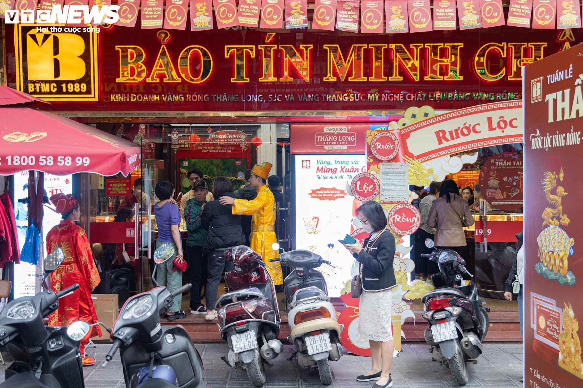 Đổ xô xếp hàng mua vàng trước ngày vía Thần Tài, nhiều nơi hết vàng gián đoạn - Ảnh 2. Đổ xô xếp hàng mua vàng trước ngày vía Thần Tài, nhiều nơi hết vàng gián đoạn - Ảnh 2.