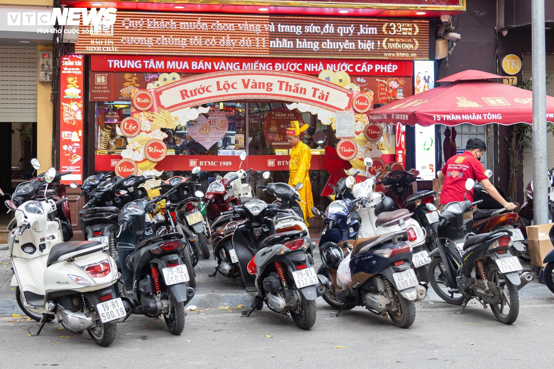 Đổ xô xếp hàng mua vàng trước ngày vía Thần Tài, nhiều nơi hết vàng gián đoạn - Ảnh 1. Đổ xô xếp hàng mua vàng trước ngày vía Thần Tài, nhiều nơi hết vàng gián đoạn - Ảnh 1.