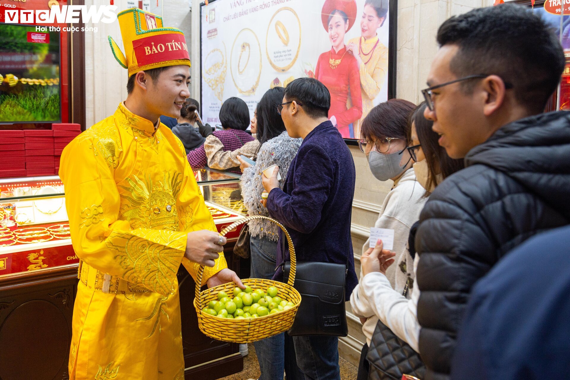 Đổ xô xếp hàng mua vàng trước ngày vía Thần Tài, nhiều nơi hết vàng gián đoạn - Ảnh 8. Đổ xô xếp hàng mua vàng trước ngày vía Thần Tài, nhiều nơi hết vàng gián đoạn - Ảnh 8.