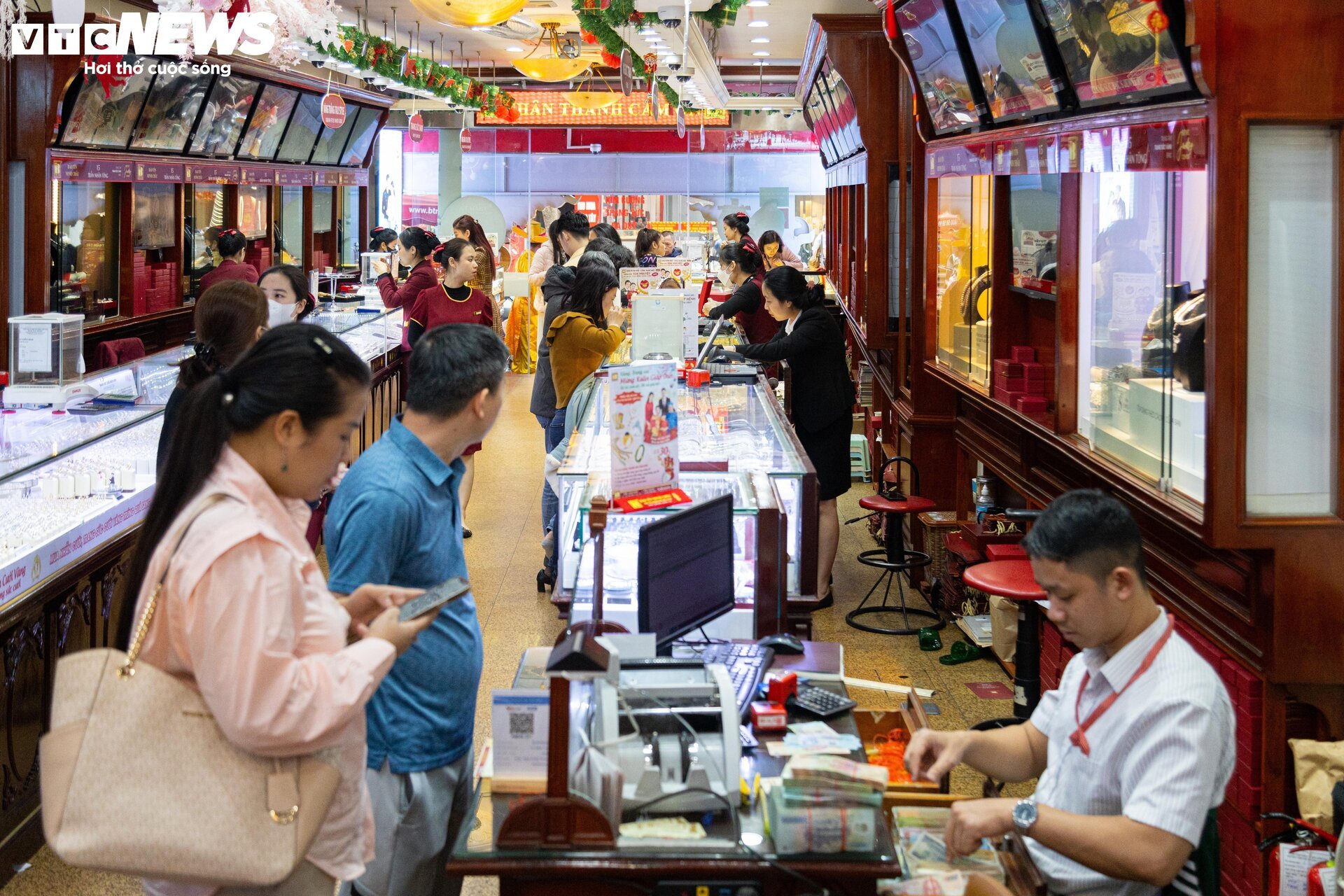 Đổ xô xếp hàng mua vàng trước ngày vía Thần Tài, nhiều nơi hết vàng gián đoạn - Ảnh 12. Đổ xô xếp hàng mua vàng trước ngày vía Thần Tài, nhiều nơi hết vàng gián đoạn - Ảnh 12.