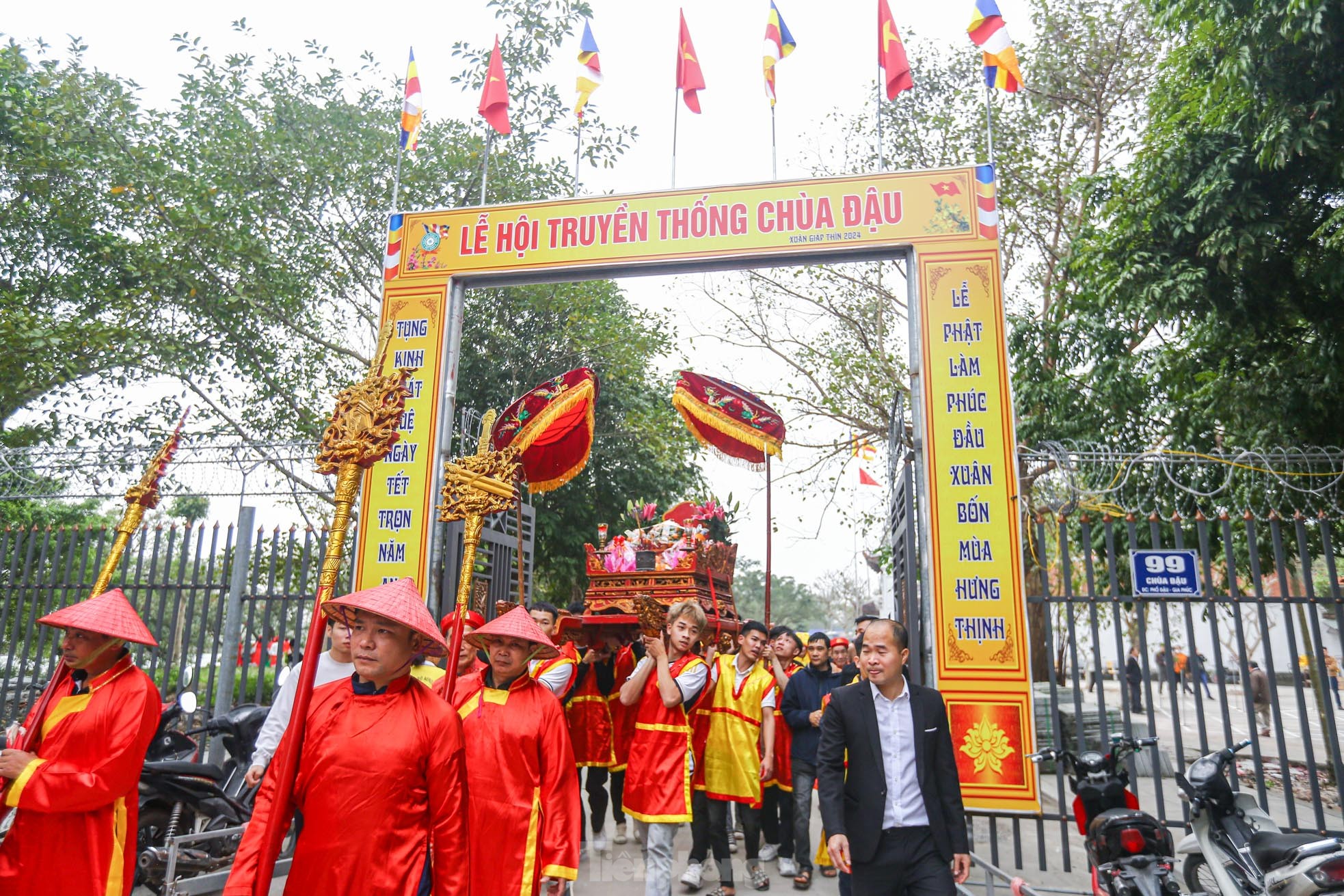 'Ngả nón xin tiền' tại lễ hội ở chùa cổ 2.000 năm tuổi - Ảnh 1. 'Ngả nón xin tiền' tại lễ hội ở chùa cổ 2.000 năm tuổi - Ảnh 1.