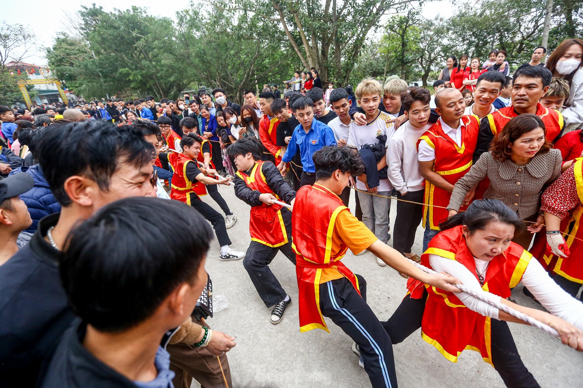 'Ngả nón xin tiền' tại lễ hội ở chùa cổ 2.000 năm tuổi - Ảnh 14. 'Ngả nón xin tiền' tại lễ hội ở chùa cổ 2.000 năm tuổi - Ảnh 14.