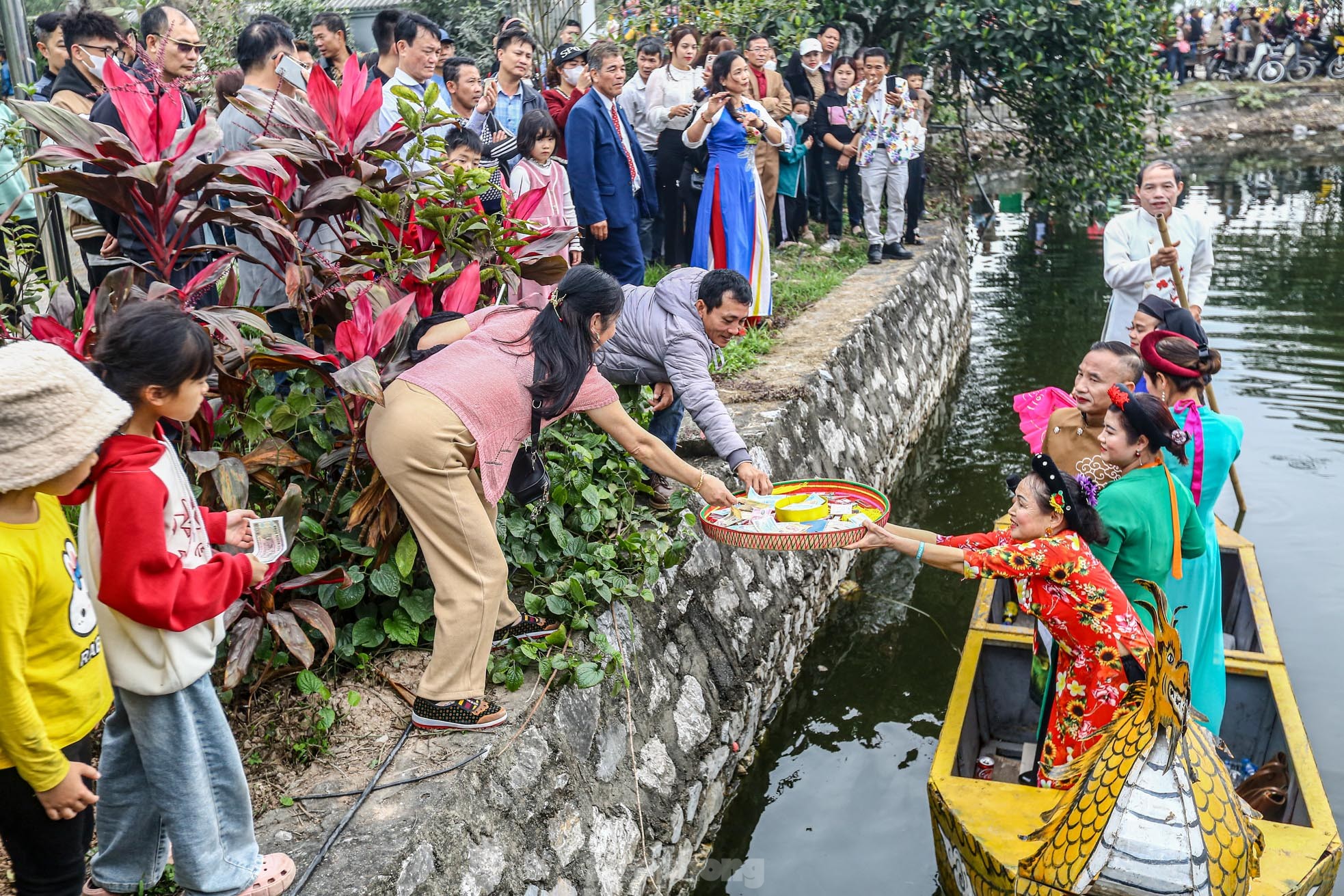 'Ngả nón xin tiền' tại lễ hội ở chùa cổ 2.000 năm tuổi - Ảnh 18. 'Ngả nón xin tiền' tại lễ hội ở chùa cổ 2.000 năm tuổi - Ảnh 18.