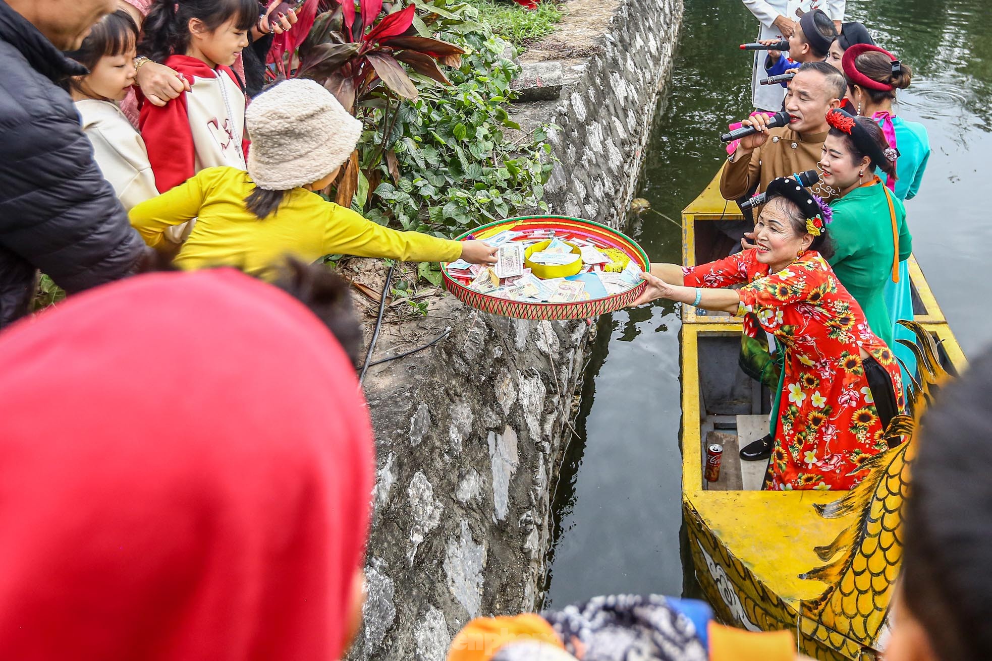 'Ngả nón xin tiền' tại lễ hội ở chùa cổ 2.000 năm tuổi - Ảnh 20. 'Ngả nón xin tiền' tại lễ hội ở chùa cổ 2.000 năm tuổi - Ảnh 20.