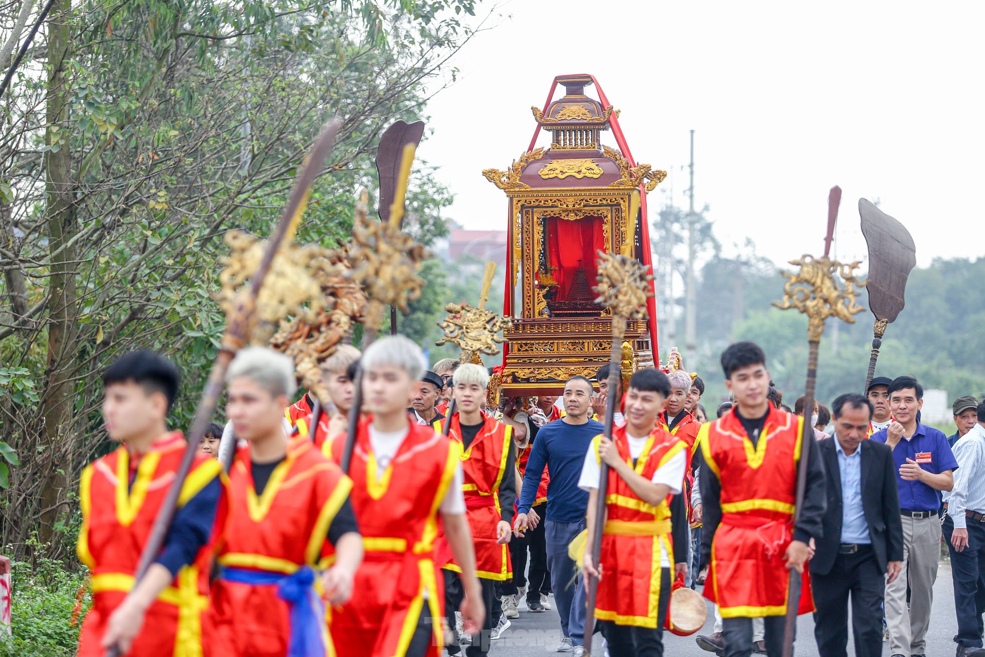 'Ngả nón xin tiền' tại lễ hội ở chùa cổ 2.000 năm tuổi - Ảnh 2. 'Ngả nón xin tiền' tại lễ hội ở chùa cổ 2.000 năm tuổi - Ảnh 2.
