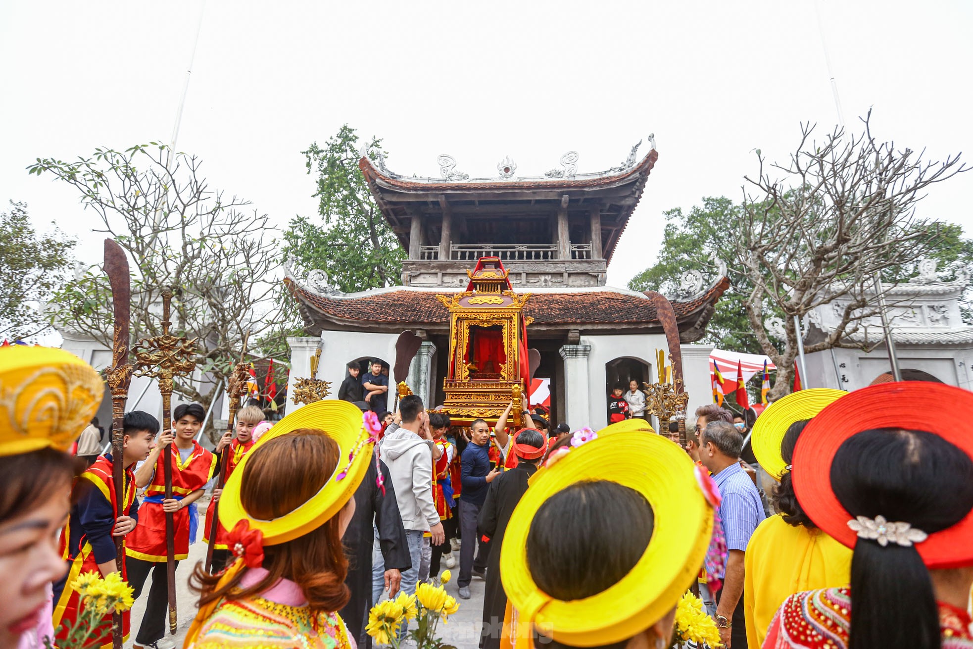 'Ngả nón xin tiền' tại lễ hội ở chùa cổ 2.000 năm tuổi - Ảnh 3. 'Ngả nón xin tiền' tại lễ hội ở chùa cổ 2.000 năm tuổi - Ảnh 3.