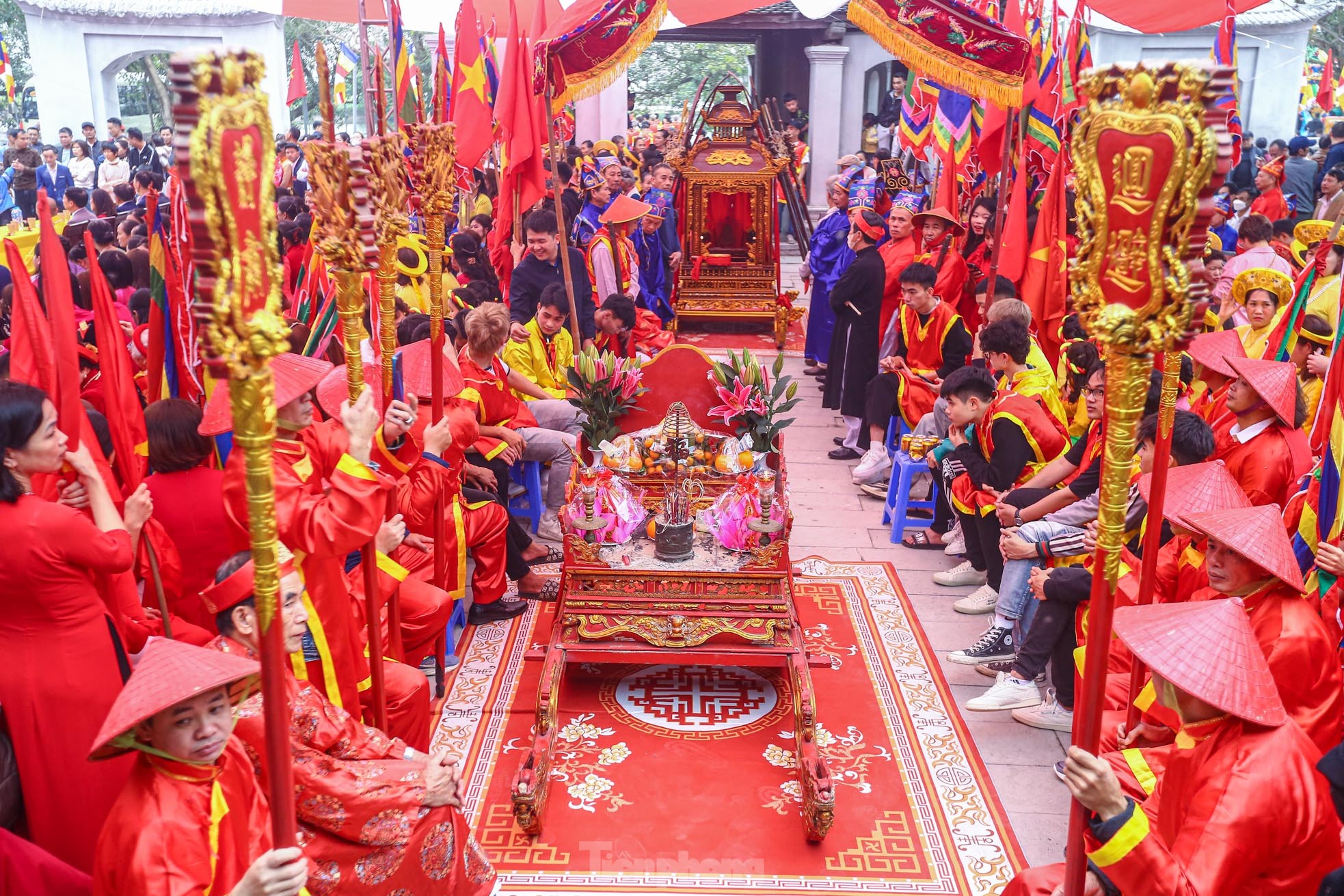 'Ngả nón xin tiền' tại lễ hội ở chùa cổ 2.000 năm tuổi - Ảnh 5. 'Ngả nón xin tiền' tại lễ hội ở chùa cổ 2.000 năm tuổi - Ảnh 5.