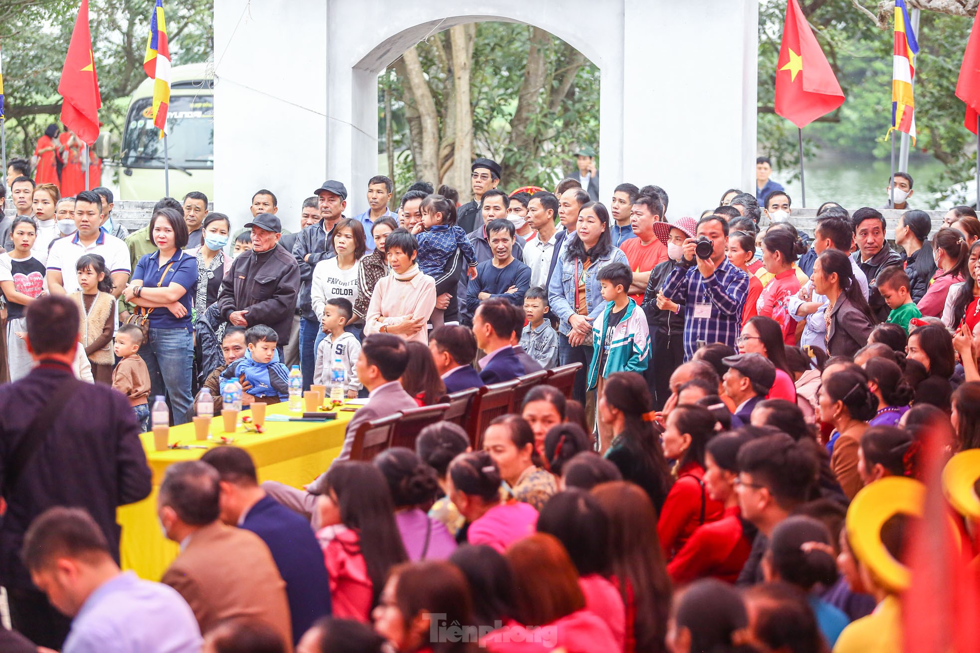 'Ngả nón xin tiền' tại lễ hội ở chùa cổ 2.000 năm tuổi - Ảnh 6. 'Ngả nón xin tiền' tại lễ hội ở chùa cổ 2.000 năm tuổi - Ảnh 6.