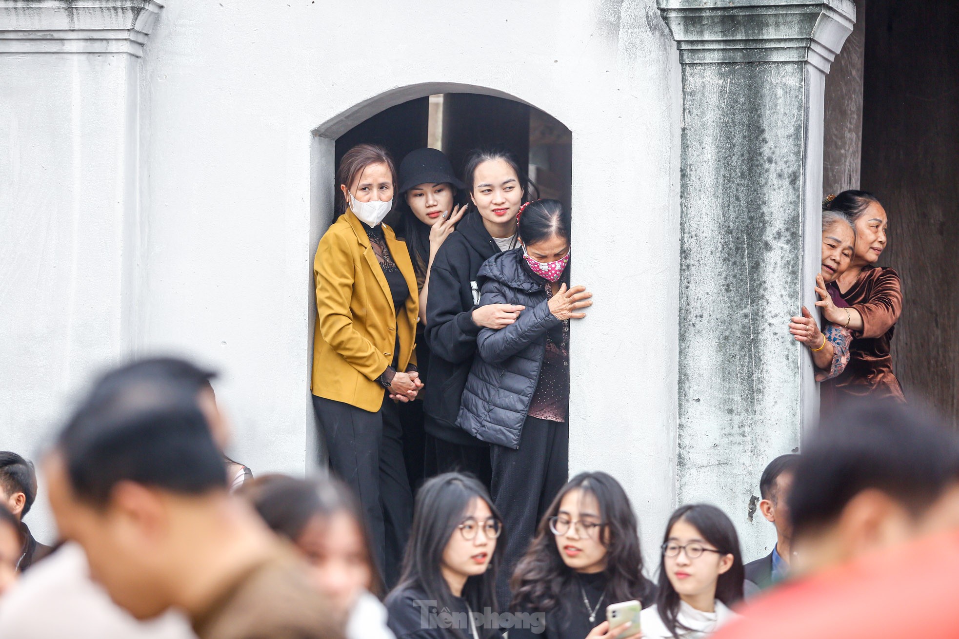 'Ngả nón xin tiền' tại lễ hội ở chùa cổ 2.000 năm tuổi - Ảnh 8. 'Ngả nón xin tiền' tại lễ hội ở chùa cổ 2.000 năm tuổi - Ảnh 8.