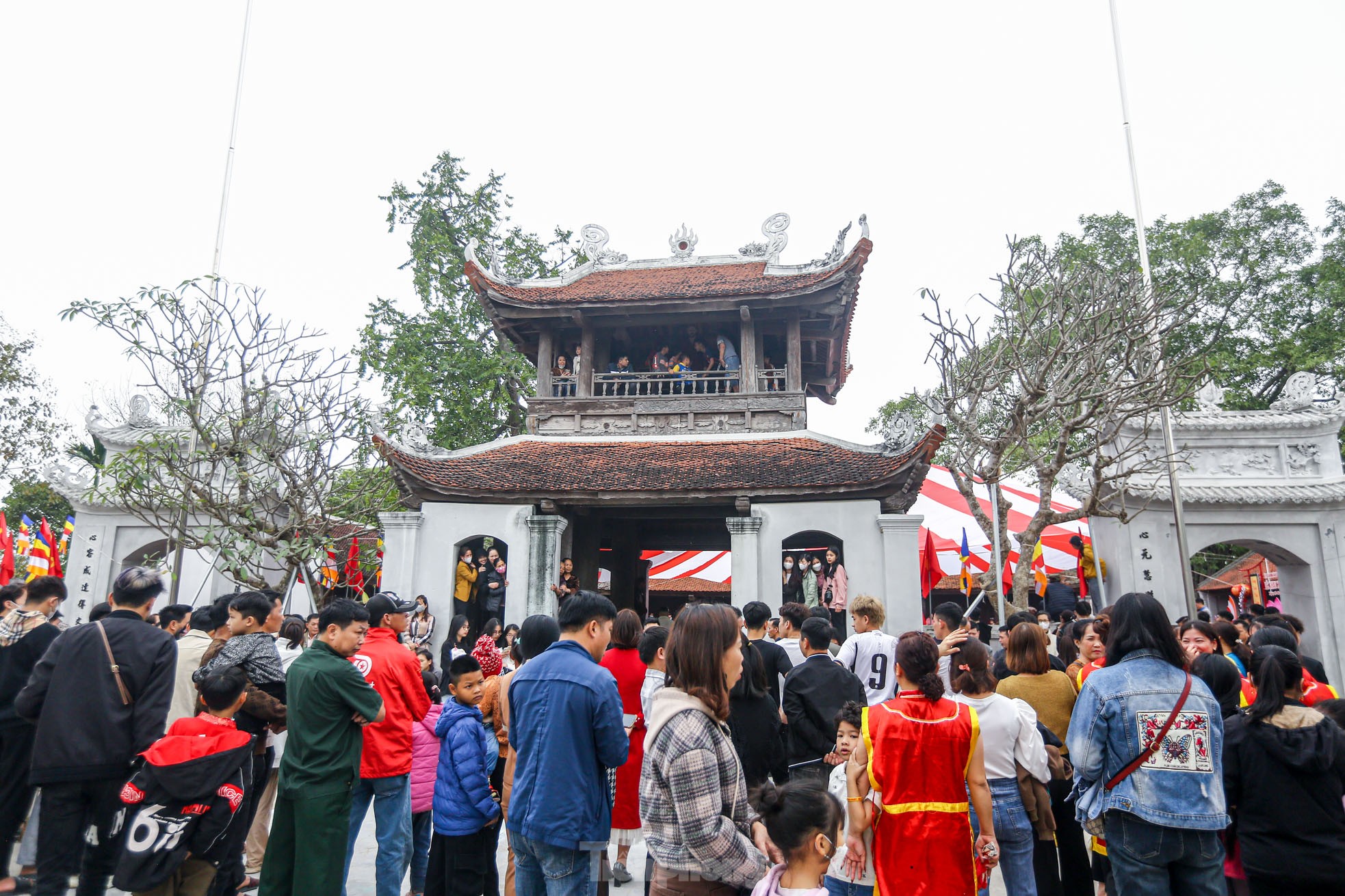 'Ngả nón xin tiền' tại lễ hội ở chùa cổ 2.000 năm tuổi - Ảnh 9. 'Ngả nón xin tiền' tại lễ hội ở chùa cổ 2.000 năm tuổi - Ảnh 9.