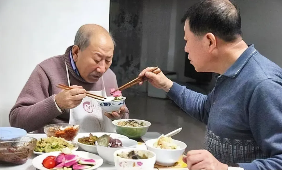 Mâm cơm ê hề nhưng cụ ông 90 tuổi chẳng gắp đồ ăn: Cháu gái lên mạng giãi bày, nhiều người rơi nước mắt - Ảnh 1. Mâm cơm ê hề nhưng cụ ông 90 tuổi chẳng gắp đồ ăn: Cháu gái lên mạng giãi bày, nhiều người rơi nước mắt - Ảnh 1.