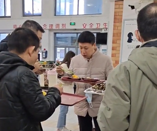 Vào canteen Bắc Đại, giật mình với hành động lạ của hàng loạt thầy trò ở đây: Thế giới &quot;học bá&quot;, tôi không hiểu lắm!- Ảnh 3.