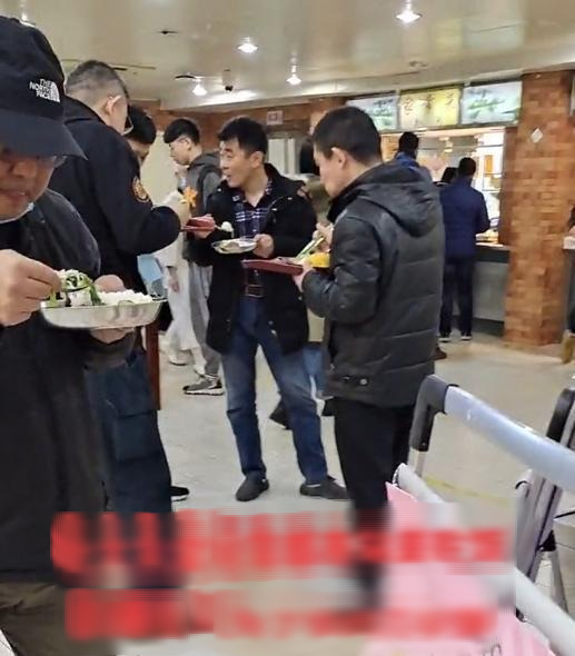 Vào canteen Bắc Đại, giật mình với hành động lạ của hàng loạt thầy trò ở đây: Thế giới "học bá", tôi không hiểu lắm!- Ảnh 4.