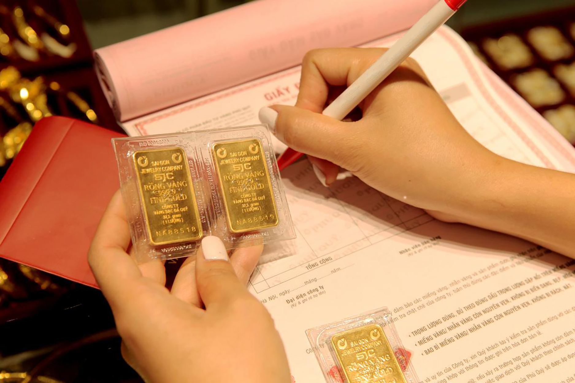 &quot;Vàng trong dân như nước ngầm trong đất. Có người mua cả trăm cây vàng ngày Thần Tài cũng không sao cả&quot; - Ảnh 3.