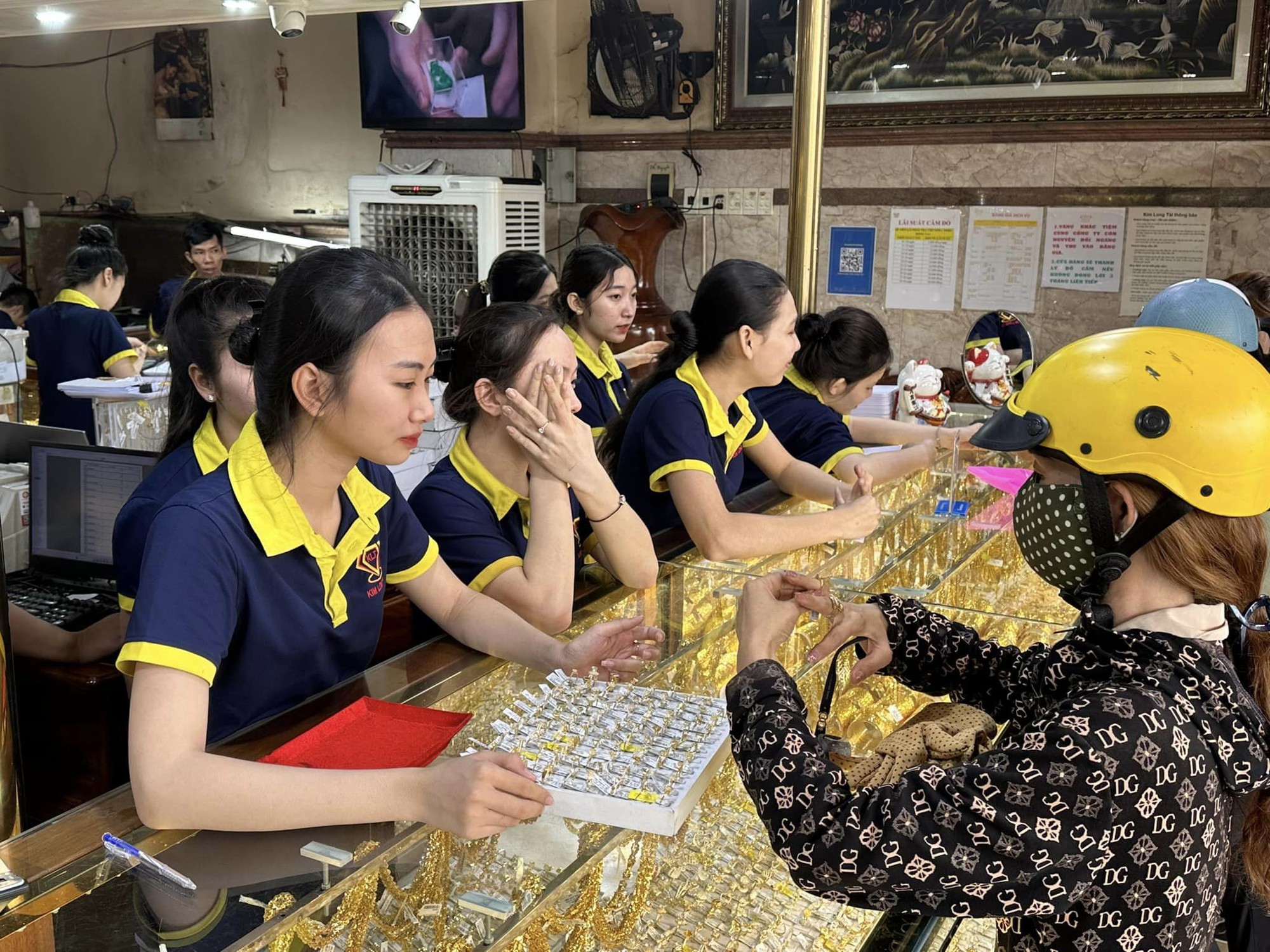 Lượng khách tăng gấp 5 lần, chủ tiệm nói Lượng khách tăng gấp 5 lần, chủ tiệm nói