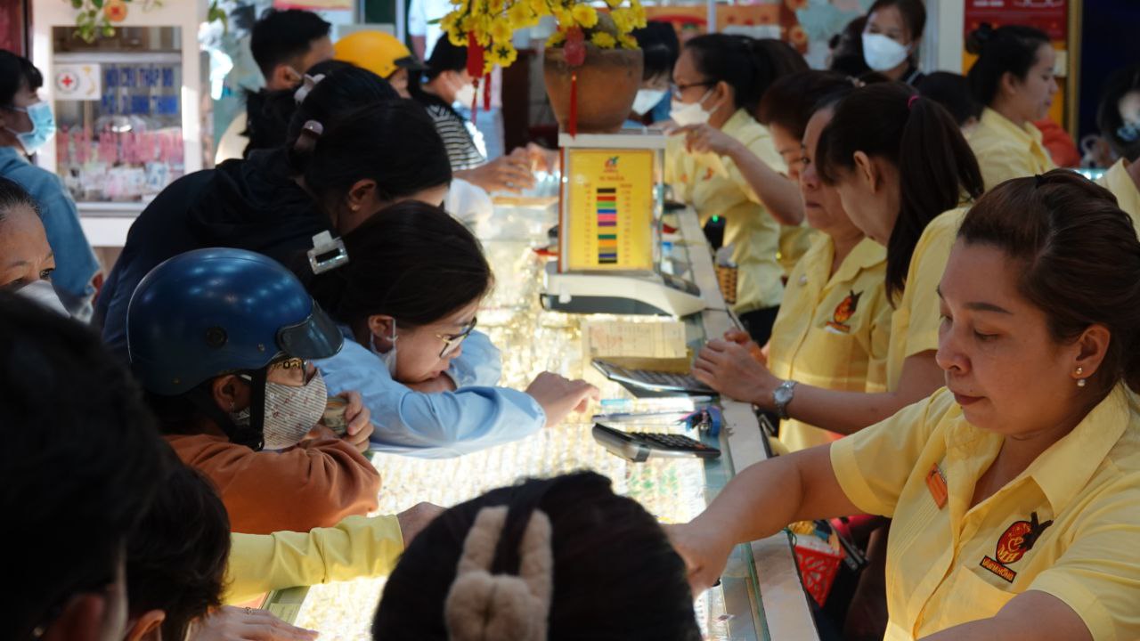 Nghe người lớn kể chuyện mua vàng ngày vía Thần Tài: Mua lấy may vì “về lâu về dài vàng không bao giờ mất giá”- Ảnh 4. Nghe người lớn kể chuyện mua vàng ngày vía Thần Tài: Mua lấy may vì “về lâu về dài vàng không bao giờ mất giá”- Ảnh 4.