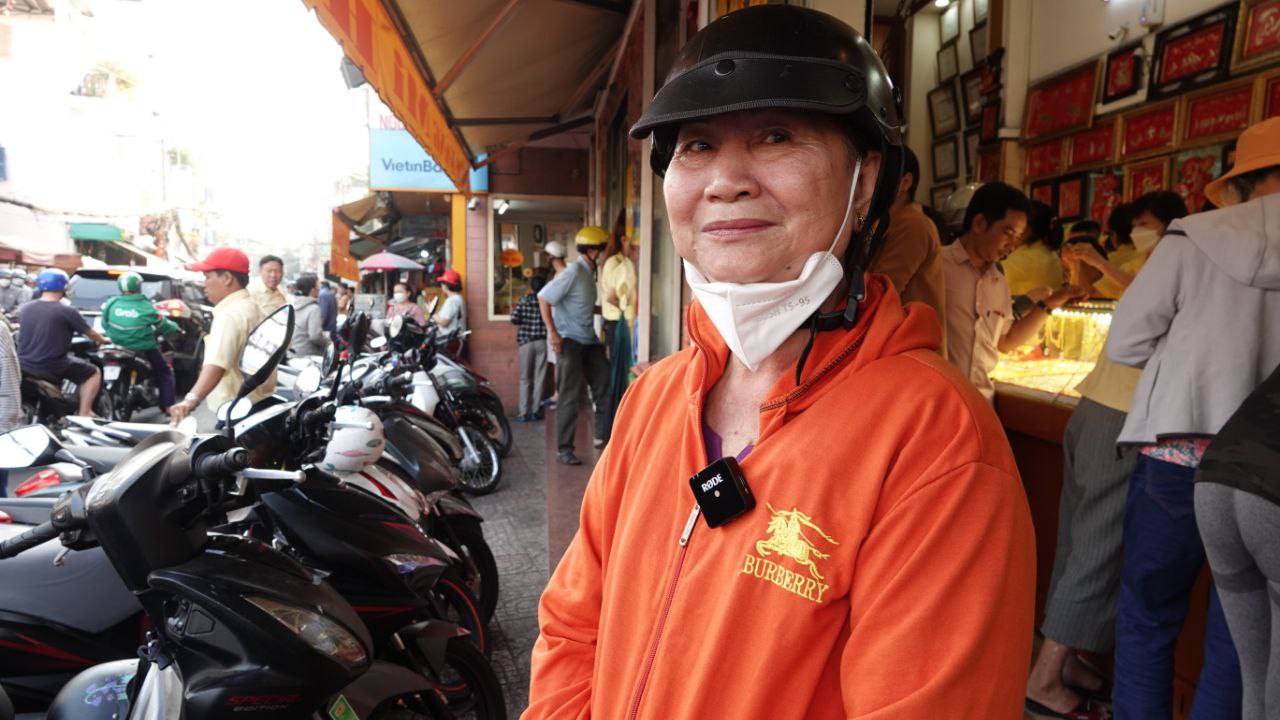 Nghe người lớn kể chuyện mua vàng ngày vía Thần Tài: Mua lấy may vì “về lâu về dài vàng không bao giờ mất giá”- Ảnh 1. Nghe người lớn kể chuyện mua vàng ngày vía Thần Tài: Mua lấy may vì “về lâu về dài vàng không bao giờ mất giá”- Ảnh 1.