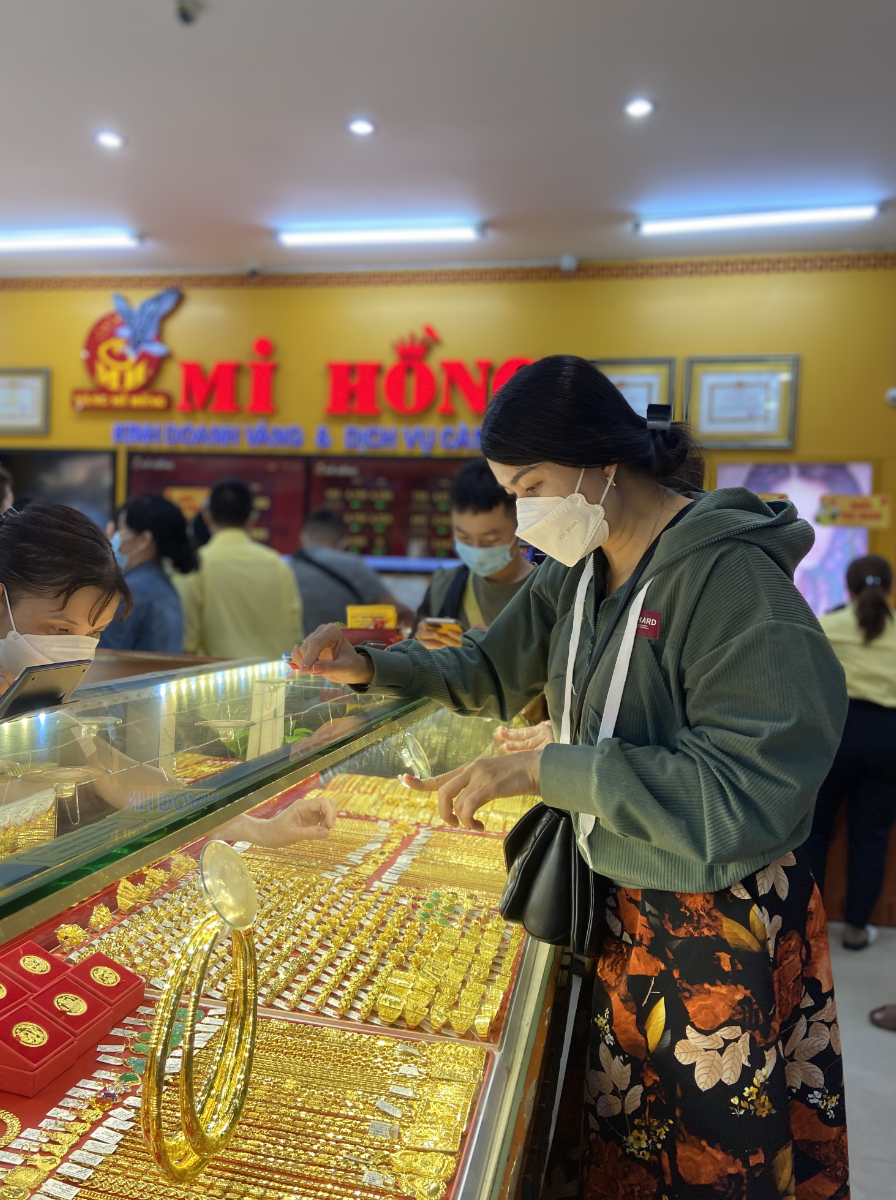 Nghe người lớn kể chuyện mua vàng ngày vía Thần Tài: Mua lấy may vì “về lâu về dài vàng không bao giờ mất giá”- Ảnh 2. Nghe người lớn kể chuyện mua vàng ngày vía Thần Tài: Mua lấy may vì “về lâu về dài vàng không bao giờ mất giá”- Ảnh 2.