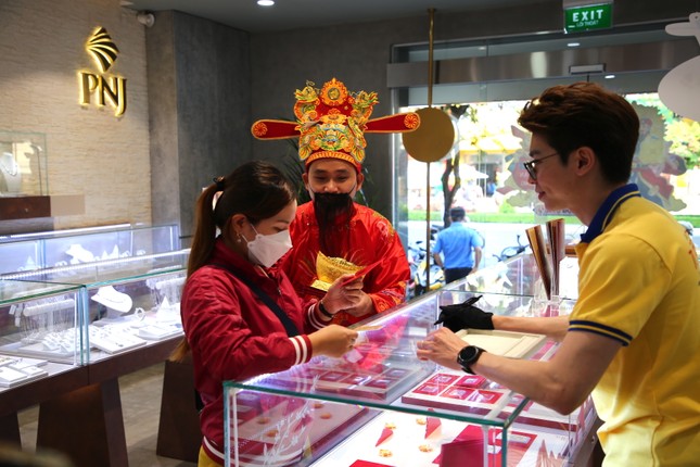 Vé xổ số 39 - 79 'cháy hàng' ngày vía Thần tài - Ảnh 10. Vé xổ số 39 - 79 'cháy hàng' ngày vía Thần tài - Ảnh 10.