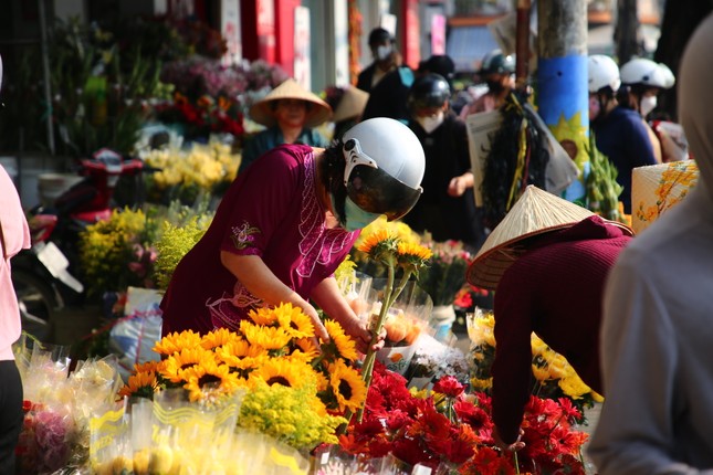 Vé xổ số 39 - 79 'cháy hàng' ngày vía Thần tài - Ảnh 6.