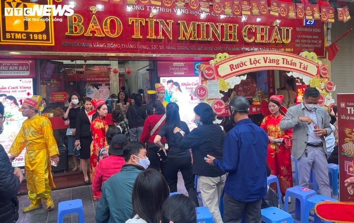 Đi làm muộn, thức xuyên trưa để mua vàng đúng ngày vía Thần Tài - Ảnh 2. Đi làm muộn, thức xuyên trưa để mua vàng đúng ngày vía Thần Tài - Ảnh 2.