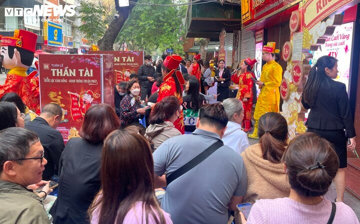 Đi làm muộn, thức xuyên trưa để mua vàng đúng ngày vía Thần Tài - Ảnh 1. Đi làm muộn, thức xuyên trưa để mua vàng đúng ngày vía Thần Tài - Ảnh 1.