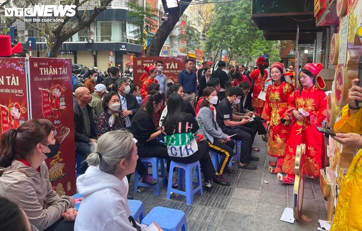 Đi làm muộn, thức xuyên trưa để mua vàng đúng ngày vía Thần Tài - Ảnh 10. Đi làm muộn, thức xuyên trưa để mua vàng đúng ngày vía Thần Tài - Ảnh 10.