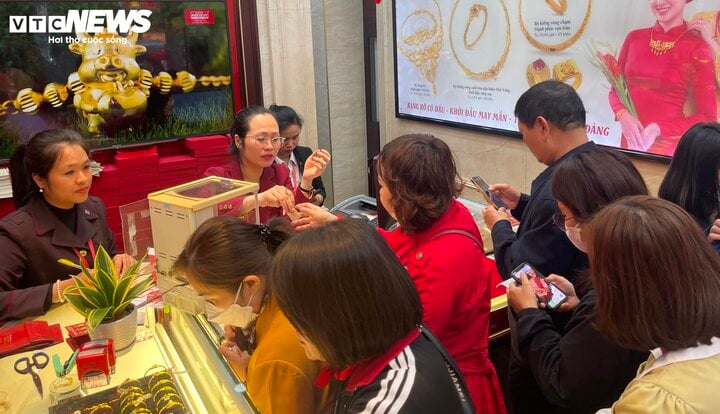 Đi làm muộn, thức xuyên trưa để mua vàng đúng ngày vía Thần Tài - Ảnh 6. Đi làm muộn, thức xuyên trưa để mua vàng đúng ngày vía Thần Tài - Ảnh 6.