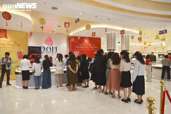 Đi làm muộn, thức xuyên trưa để mua vàng đúng ngày vía Thần Tài - Ảnh 11. Đi làm muộn, thức xuyên trưa để mua vàng đúng ngày vía Thần Tài - Ảnh 11.