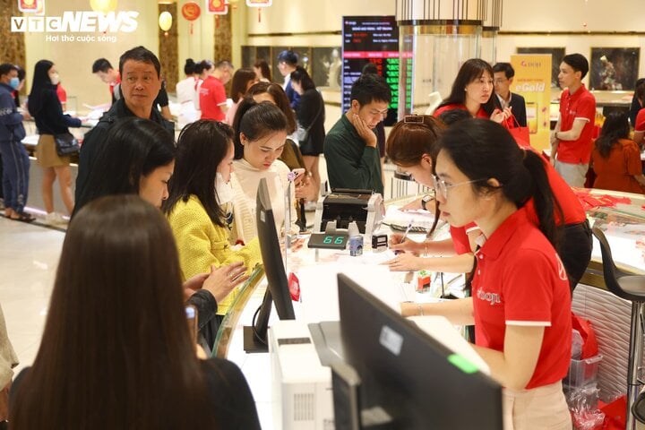 Đi làm muộn, thức xuyên trưa để mua vàng đúng ngày vía Thần Tài - Ảnh 12. Đi làm muộn, thức xuyên trưa để mua vàng đúng ngày vía Thần Tài - Ảnh 12.